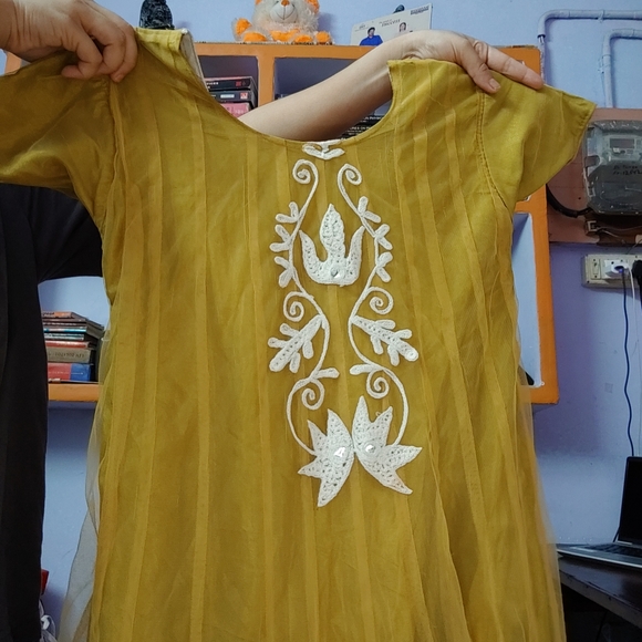 Pretty green anarkhali dress with white flowers and lace on the bottom. - Size M - Picture 4 of 8